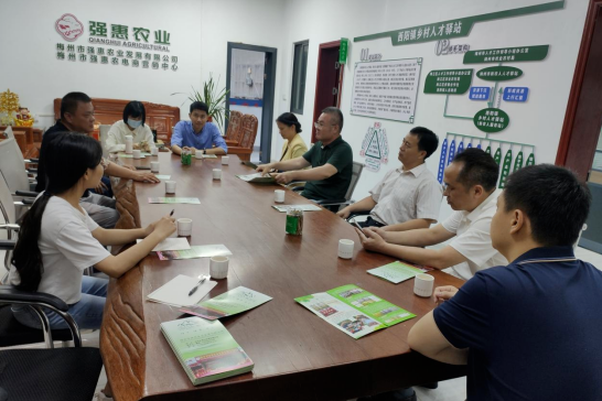梅州市人大常委會(huì)鐘尚平副秘書(shū)長(zhǎng)、梅州市人大常委會(huì)代表聯(lián)絡(luò)工委陳漢杰主任帶領(lǐng)梅州市、梅江區(qū)人大常委會(huì)調(diào)研組組員一行到梅州市強(qiáng)惠農(nóng)業(yè)