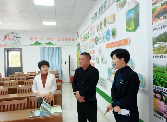 梅縣區(qū)委組織部人才室主任林仕芬和人力資源社會(huì)保障局黨組成員楊秀霞、梅江區(qū)人力資源和社會(huì)保障局黨組成員陳莉冬等一行到驛站調(diào)研